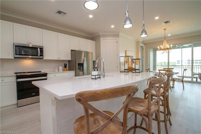 251 Indies DR E 202, Naples, FL 34114