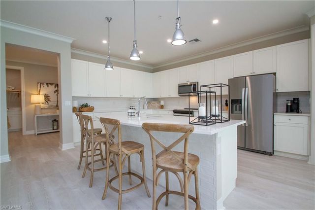 251 Indies DR E 202, Naples, FL 34114