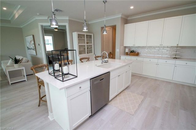 251 Indies DR E 202, Naples, FL 34114