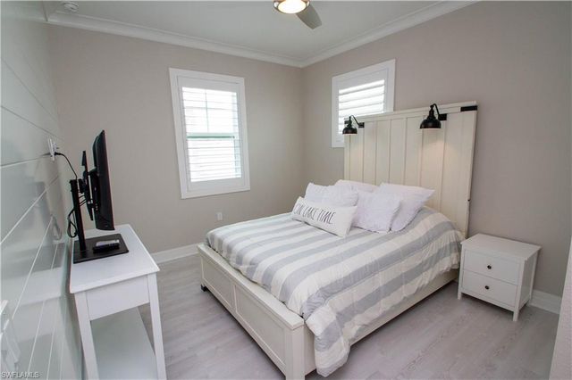 251 Indies DR E 202, Naples, FL 34114