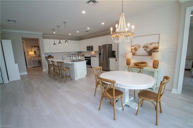 251 Indies DR E 202, Naples, FL 34114