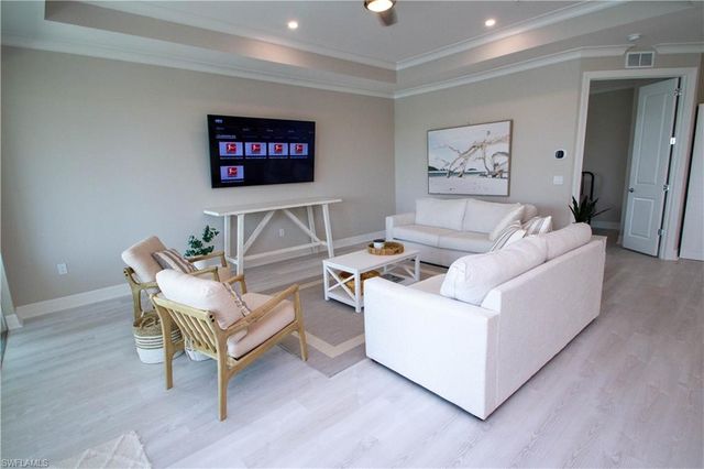 251 Indies DR E 202, Naples, FL 34114