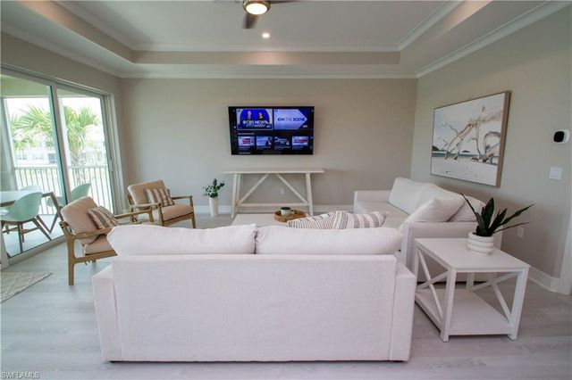 251 Indies DR E 202, Naples, FL 34114