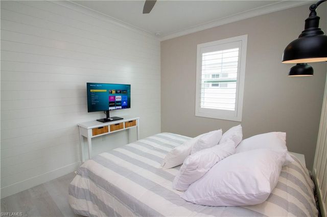 251 Indies DR E 202, Naples, FL 34114