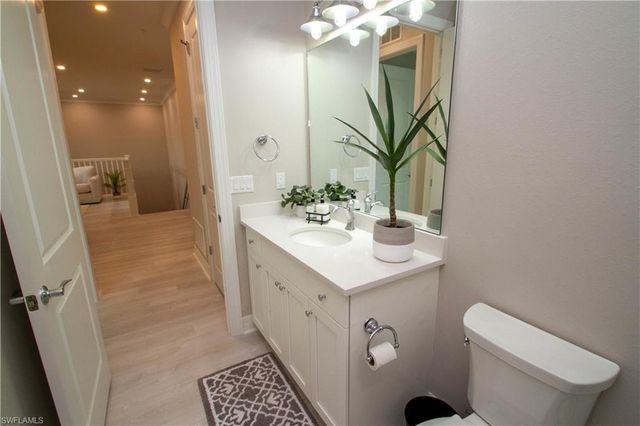 251 Indies DR E 202, Naples, FL 34114
