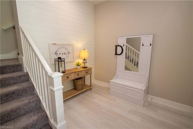 251 Indies DR E 202, Naples, FL 34114