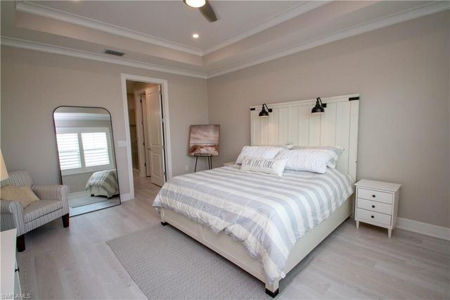 251 Indies DR E 202, Naples, FL 34114