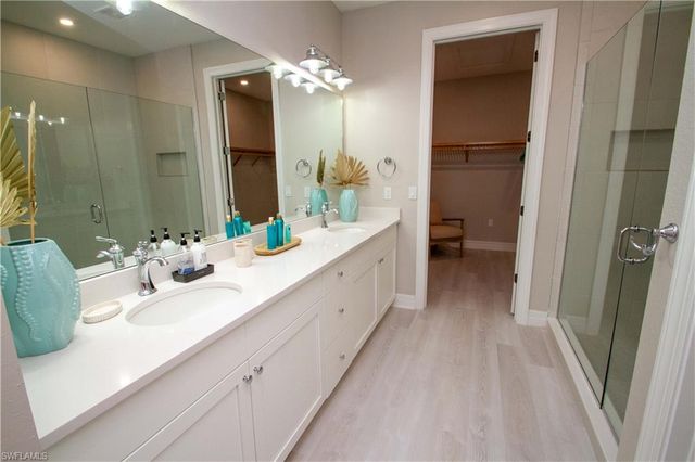 251 Indies DR E 202, Naples, FL 34114