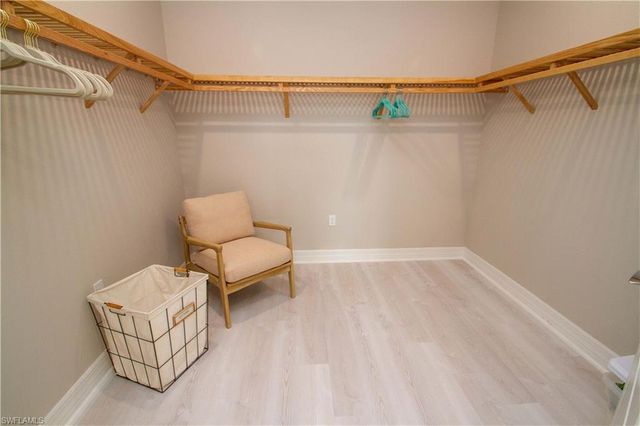 251 Indies DR E 202, Naples, FL 34114