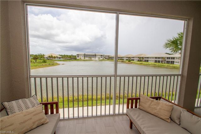 251 Indies DR E 202, Naples, FL 34114