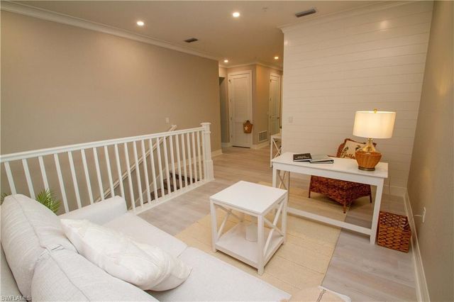 251 Indies DR E 202, Naples, FL 34114