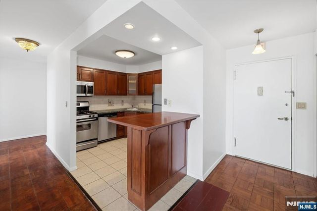 2000 Linwood Avenue 14Y, Fort Lee, NJ 07024
