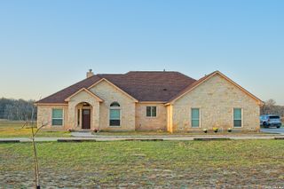 509 Lake Valley Dr., La Vernia, TX 78121