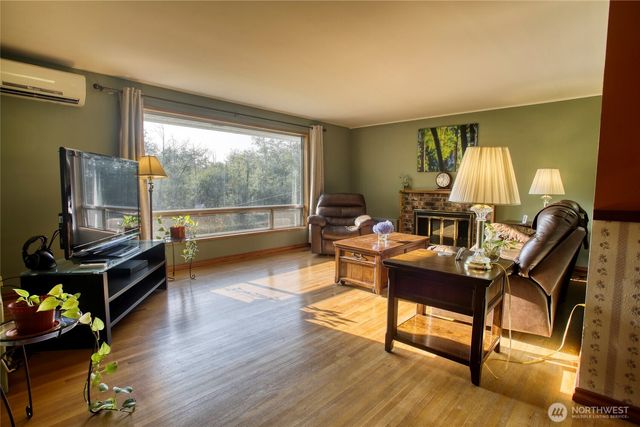 11826 NE Manzanita Lane, Bainbridge Island, WA 98110