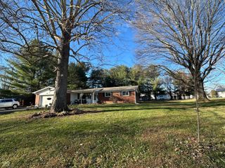 144 W Sycamore Lane, Rushville, IN 46173