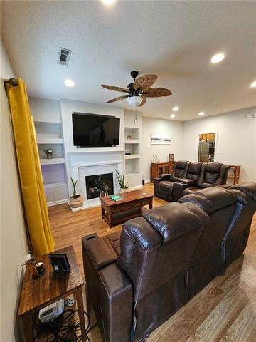 4215 LEGACY Square, Atlanta, GA 30349