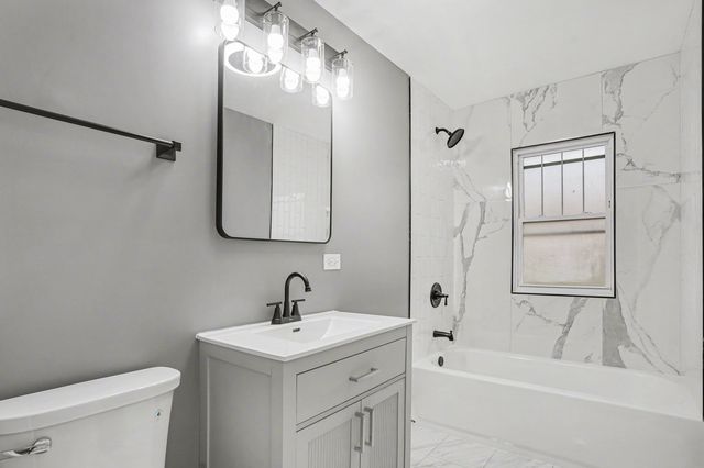 811 Kelly Avenue, Joliet, IL 60435