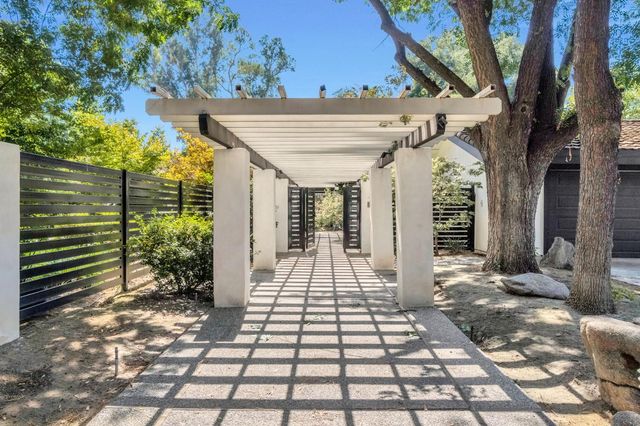 5976 E Butler Avenue, Fresno, CA 93727