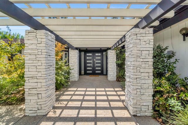 5976 E Butler Avenue, Fresno, CA 93727