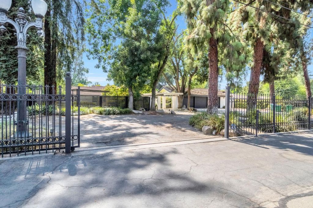Image 2 of property listing at 5976 E Butler Avenue, Fresno, CA 93727
