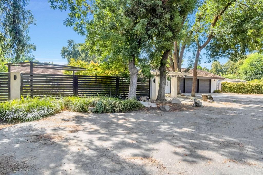 Image 3 of property listing at 5976 E Butler Avenue, Fresno, CA 93727