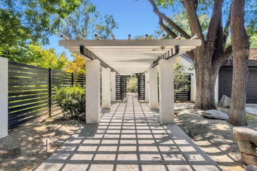 Image 5 of property listing at 5976 E Butler Avenue, Fresno, CA 93727