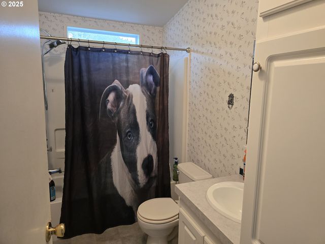 217 Ne PEGGY Ave, Roseburg, OR 97470