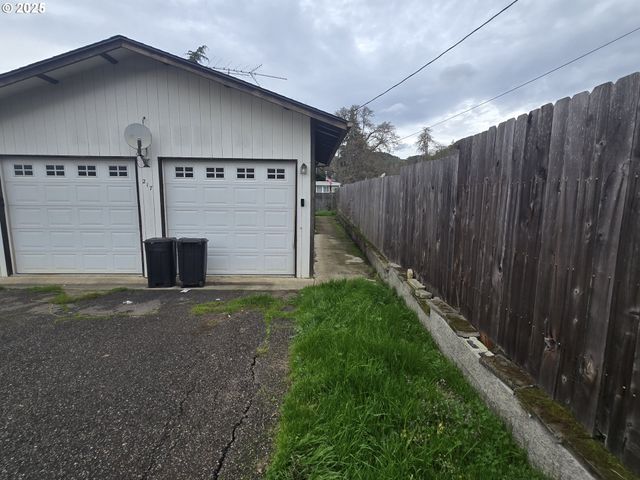 217 Ne PEGGY Ave, Roseburg, OR 97470