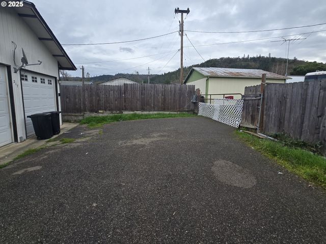 217 Ne PEGGY Ave, Roseburg, OR 97470