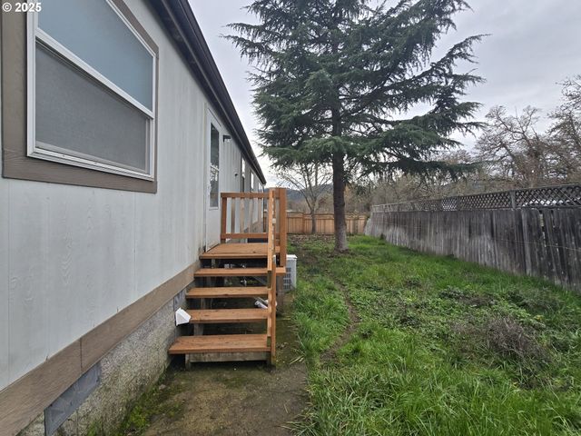 217 Ne PEGGY Ave, Roseburg, OR 97470