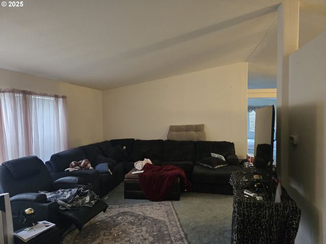 217 Ne PEGGY Ave, Roseburg, OR 97470