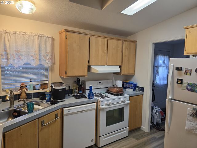 217 Ne PEGGY Ave, Roseburg, OR 97470