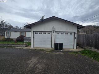 217 Ne PEGGY Ave, Roseburg, OR 97470