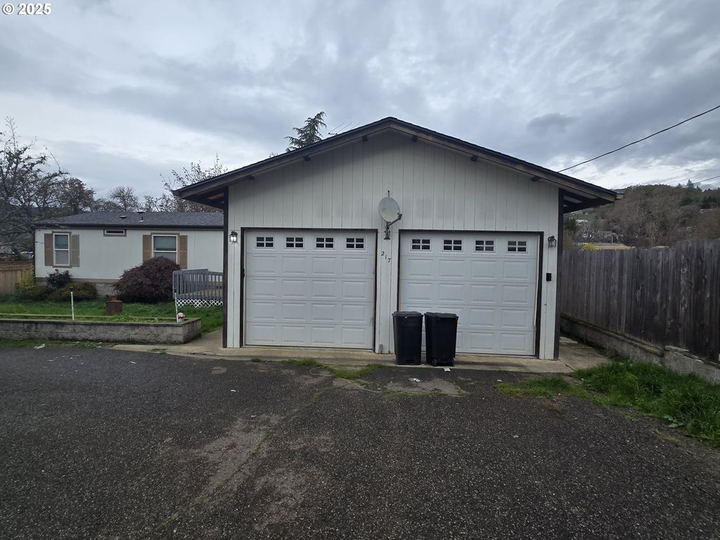 217 Ne PEGGY Ave, Roseburg, OR 97470