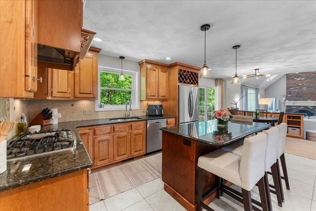 2 Harrison Pl, Franklin, MA 02038