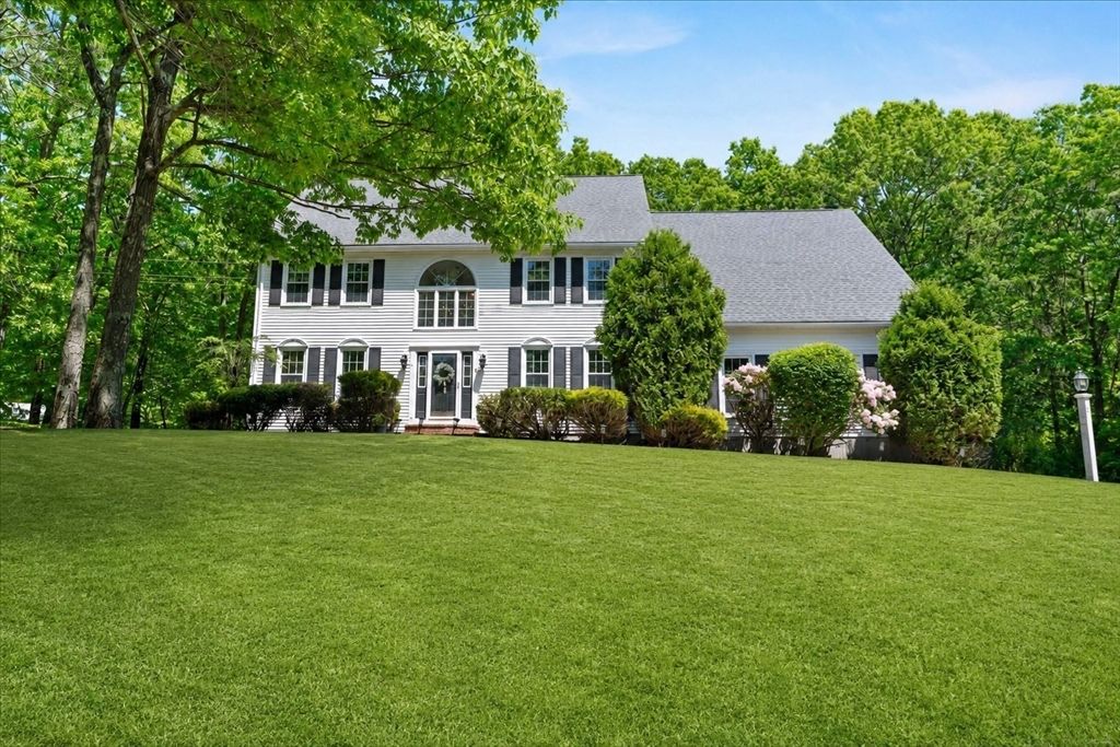 2 Harrison Pl, Franklin, MA 02038
