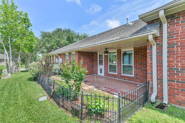 3327 S Country Meadows Lane, Pearland, TX 77584