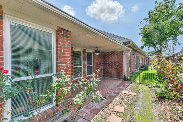 3327 S Country Meadows Lane, Pearland, TX 77584