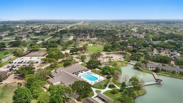 3327 S Country Meadows Lane, Pearland, TX 77584
