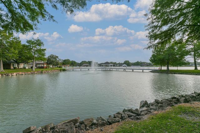 3327 S Country Meadows Lane, Pearland, TX 77584