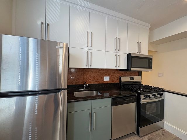 73 Thatcher St 301, Brookline, MA 02446