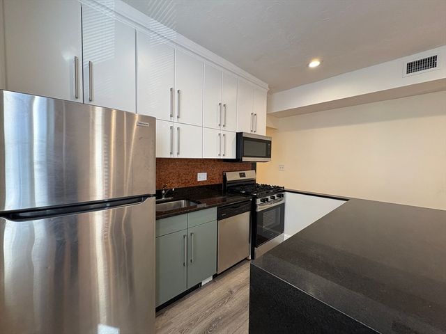 73 Thatcher St 301, Brookline, MA 02446