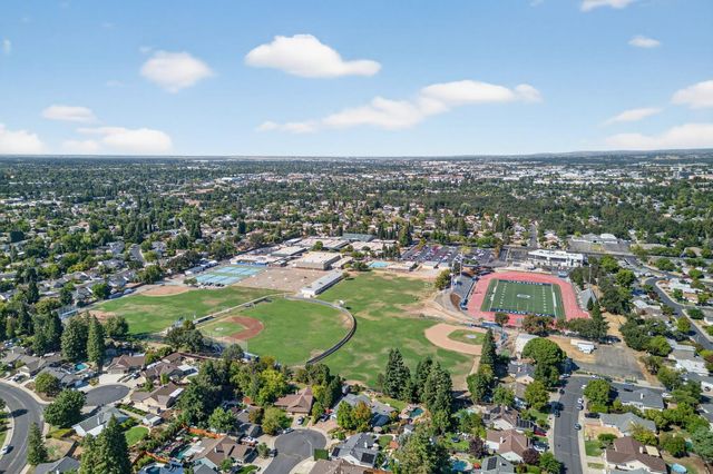 1513 Crestmont Oak Dr, Roseville, CA 95661