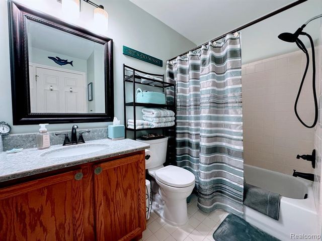 35149 Woodbury Drive, New Baltimore, MI 48047