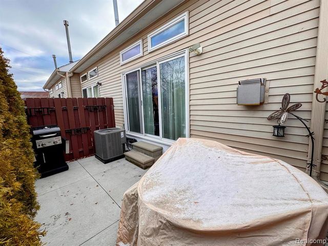 35149 Woodbury Drive, New Baltimore, MI 48047