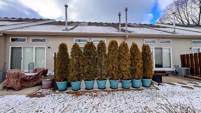 35149 Woodbury Drive, New Baltimore, MI 48047