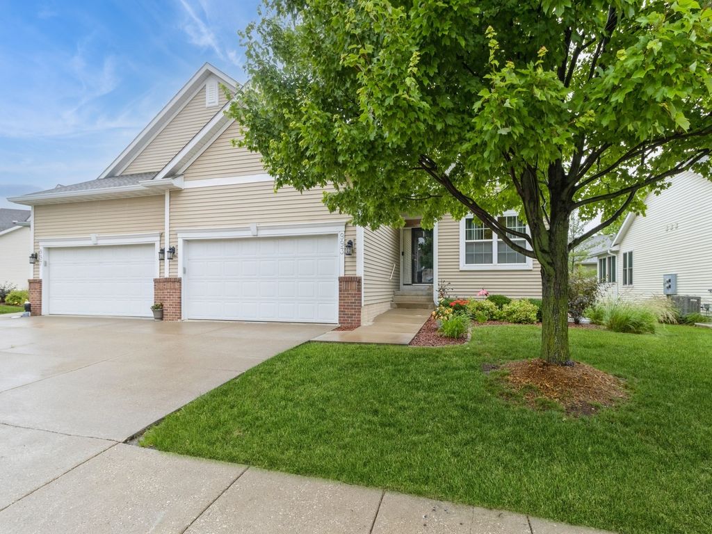 993 SE Waterview Circle, Waukee, IA 50263
