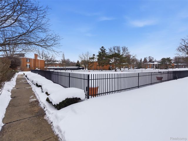 607 E Fox Hills E Drive, Bloomfield Hills, MI 48304