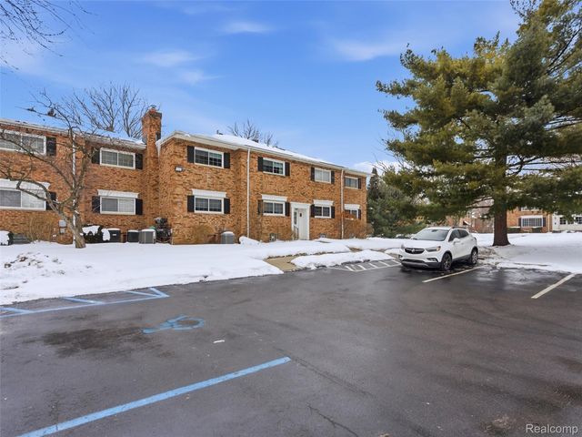 607 E Fox Hills E Drive, Bloomfield Hills, MI 48304