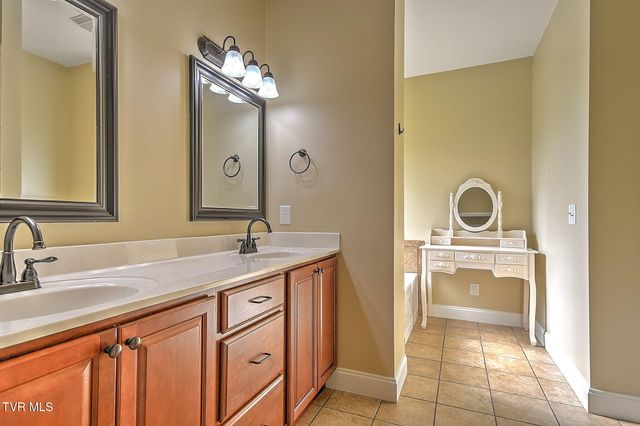 204 West Hawthorne Court, Greeneville, TN 37745